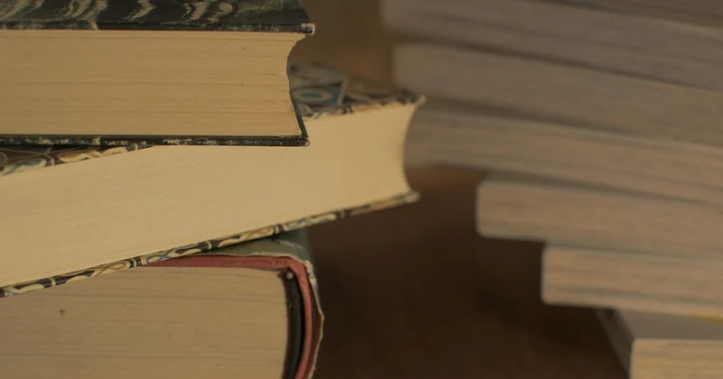 La tour de livres qui défie la gravité